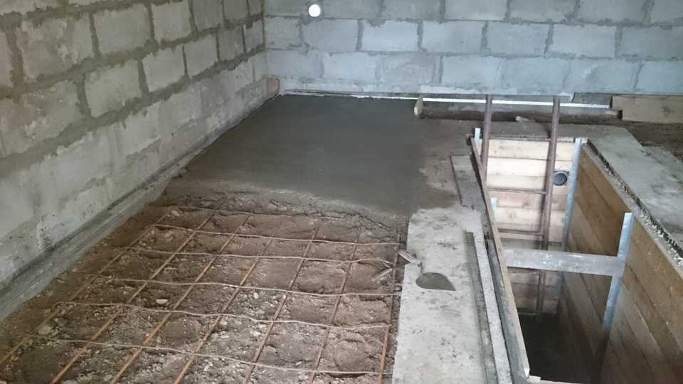  сделать бетонный пол в гараже:  залить пол в гараже бетоном .