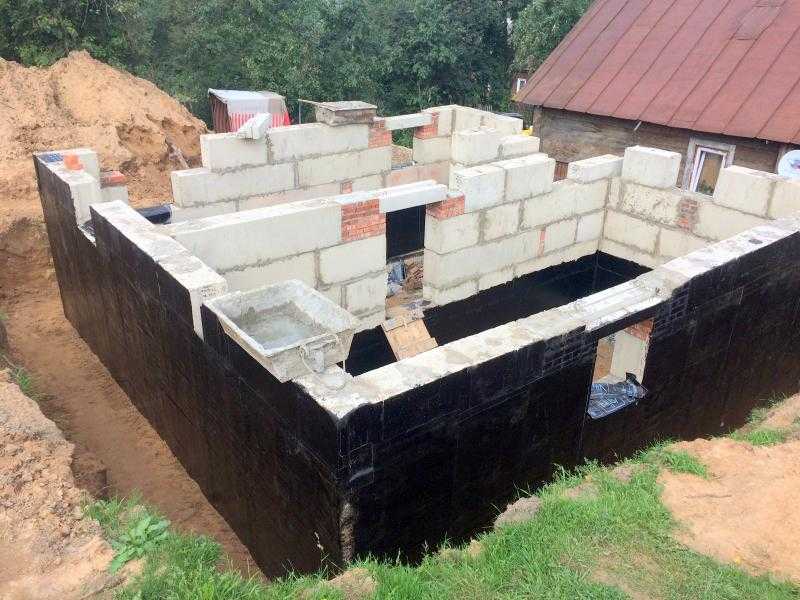 Строительство фундамента под дом с подвалом: тип конструкции .