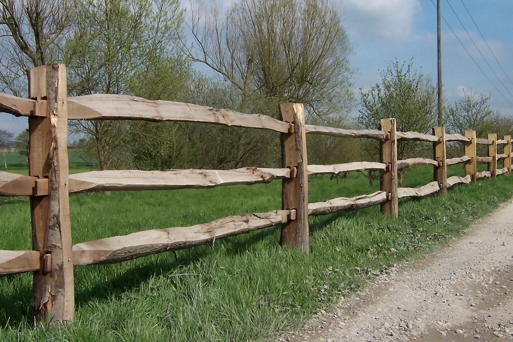 Забор из старых досок фото