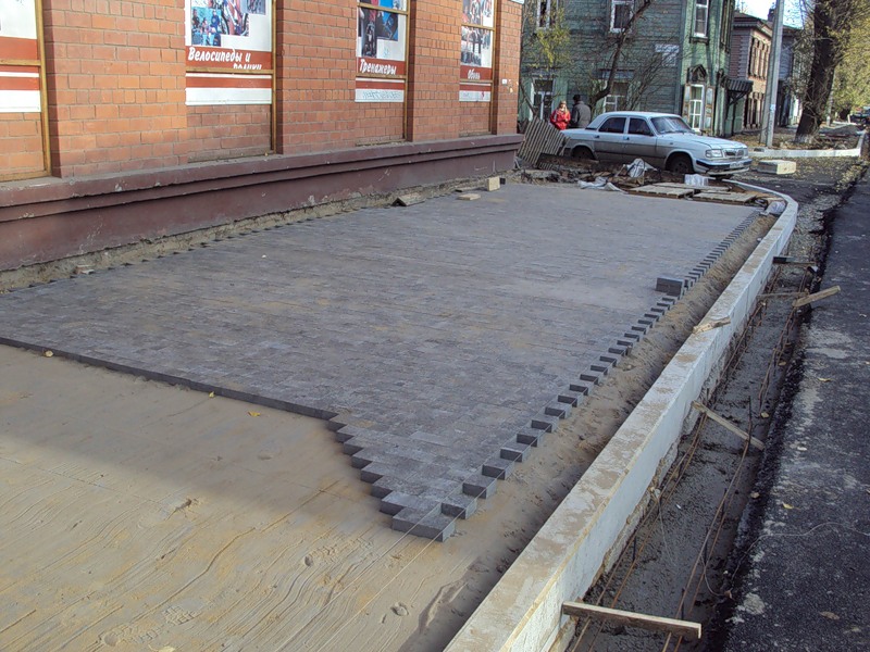 Укладка тротуарной плитки на старую бетонную отмостку: Укладка .