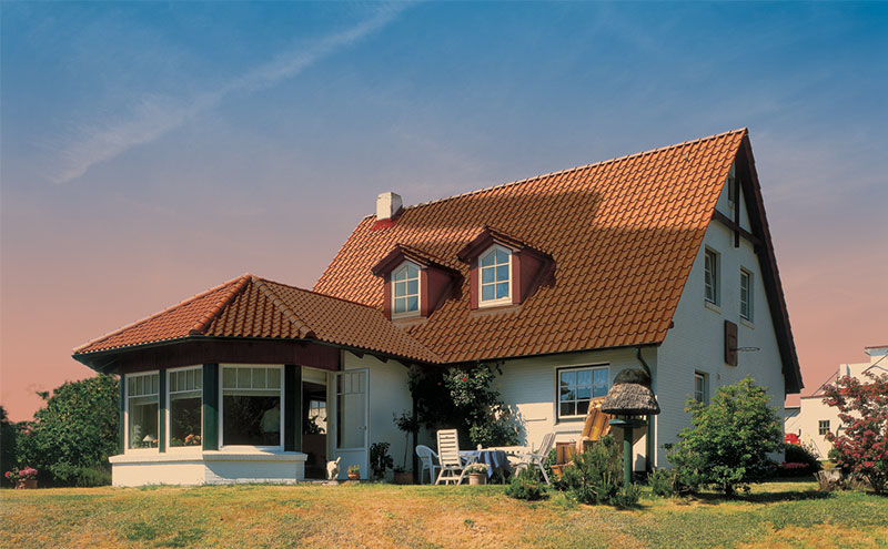 Крыши частных домов с мансардой различных конструкций фото