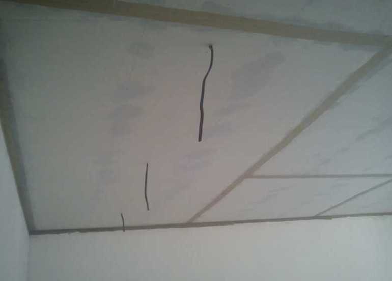 Как заделать швы на потолке: секреты заделки между плитами и использование потолочной плитки без швов