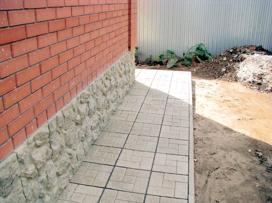 Укладка тротуарной плитки на старую бетонную отмостку: Укладка .