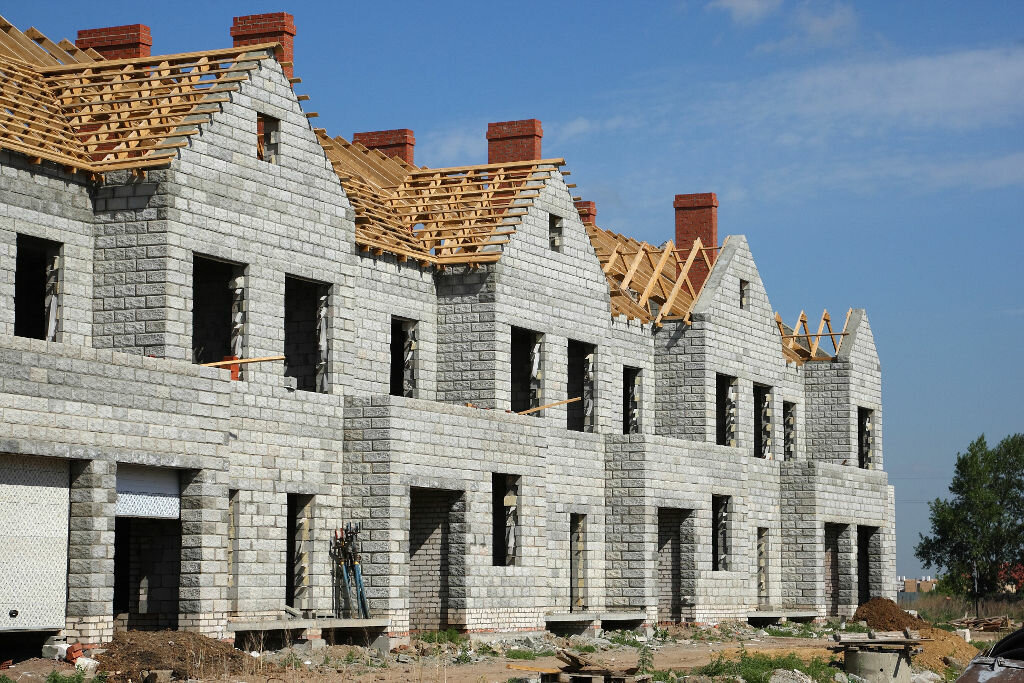 Фото строй домов. Стройка дома из газобетона. Здание из пенобетона. Многоэтажный дом из газобетона. Стройка малоэтажных домов.