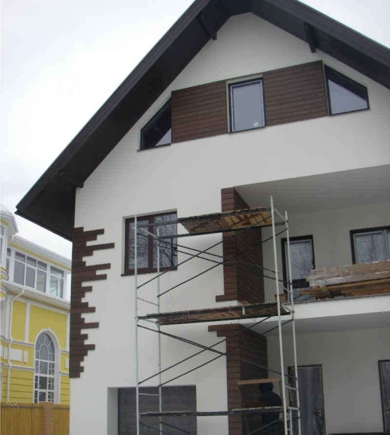 Комбинированные фасады домов из штукатурки и дерева фото