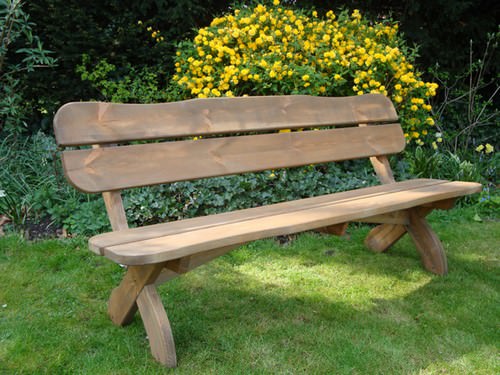 Садовая скамейка и лавка – один из основных элементов современного приусадебного декора