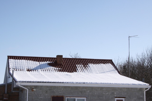 А можно ли крыть крышу металлочерепицей зимой? 2