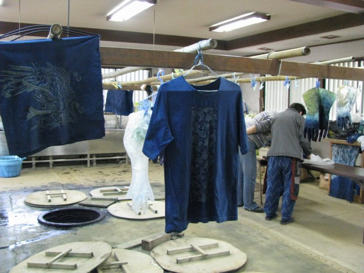 Indigo dyeing at Nihon Minkaen