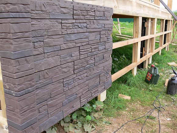 Монтаж цокольных панелей (в данном случае используется деревянная обрешетка ввиду особенностей самого дома)