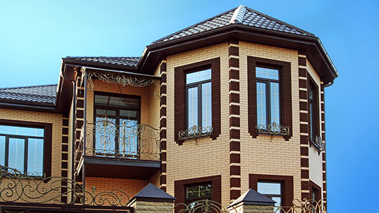 Кирпичные дома из желтого и коричневого кирпича, сочетание качества и красоты