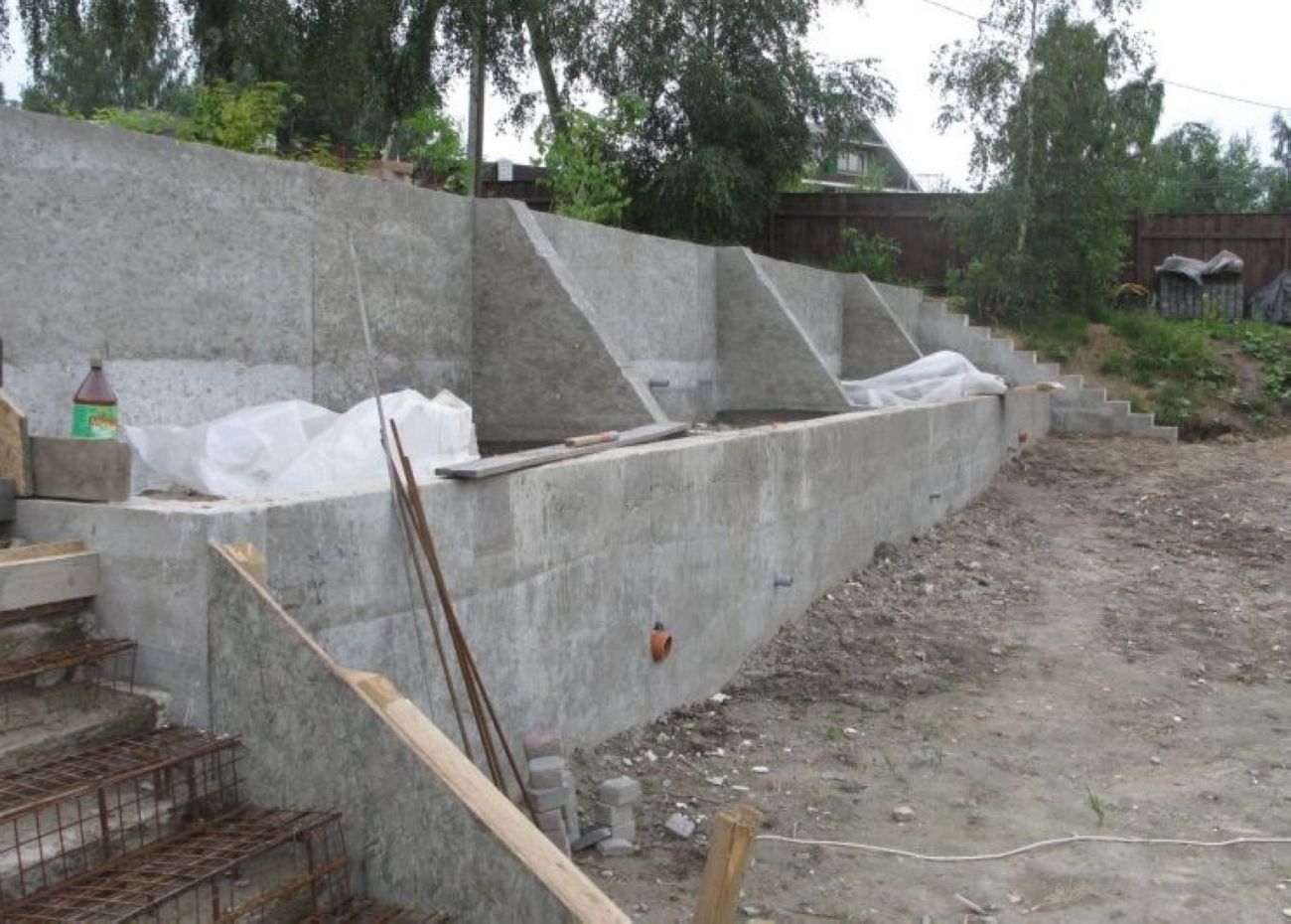 устройство подпорных стенок из бетона на склоне