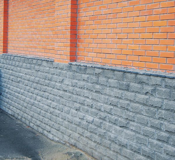 Любительское фото готового строения с облицовкой цоколя искусственным камнем Любительское фото готового строения с облицовкой цоколя искусственным камнем