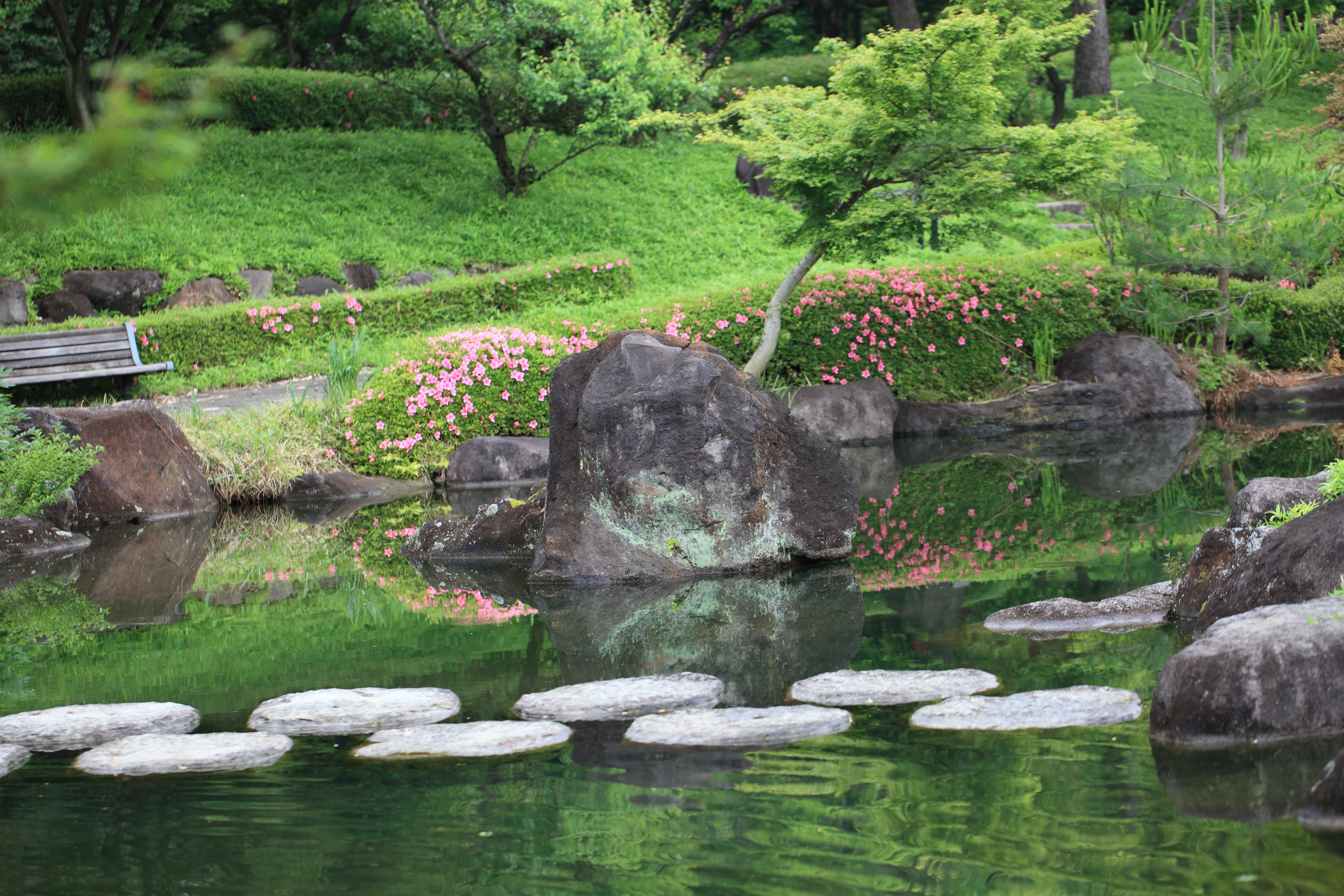 Японский пруд. Японский Каменистый сад. Ландшафтный пейзажный сад Японии. Японский сад камней с прудиком. Парк камней в Японии.