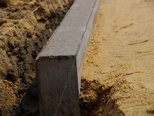 Заливка основания бетоном