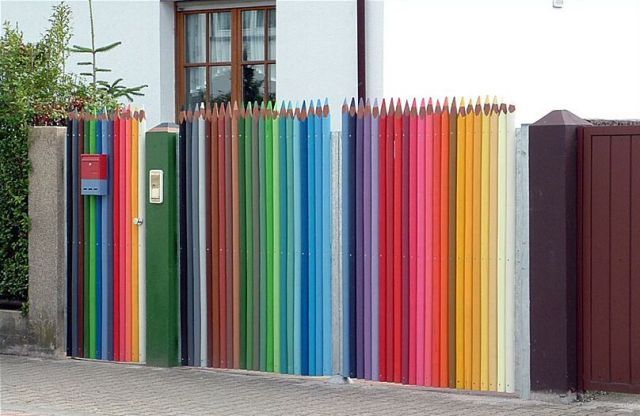 Частокол из «цветных карандашей», необычное цветовое решение