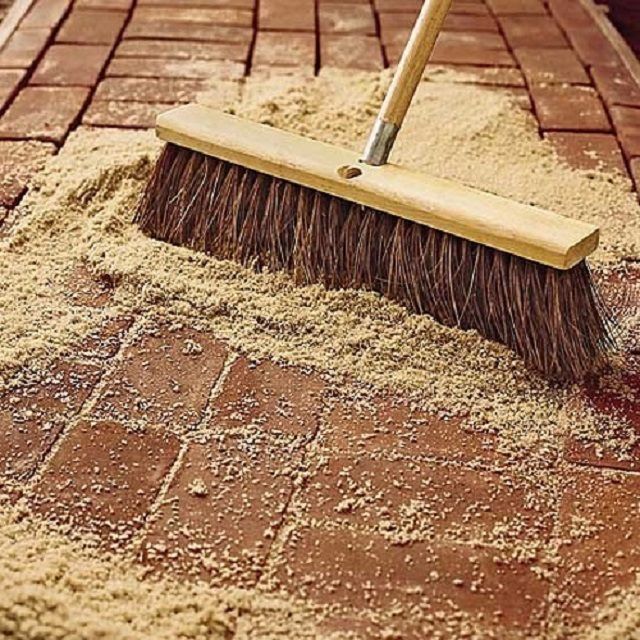 Заполнение швов между кирпичам песком