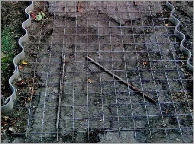 Армирование садовой дорожки перед заливкой бетоном