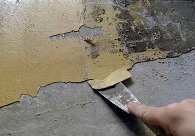 Очистка стены от старых слоев краски