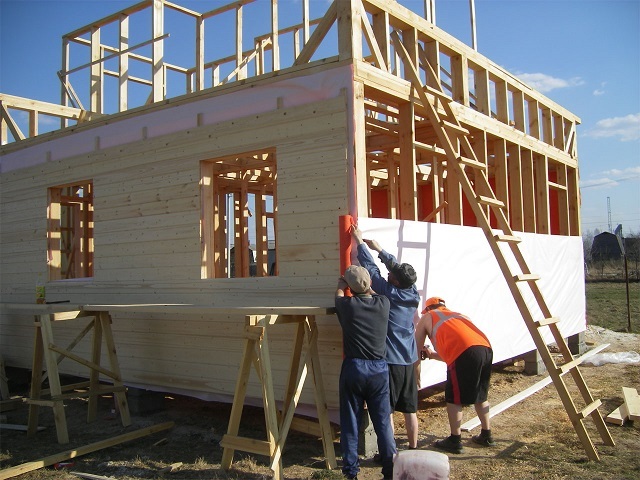 При наличии строительных навыков и опыта работы со столярно-плотницким инструментом, возведение каркасного дома может быть выполнено и собственными силами.