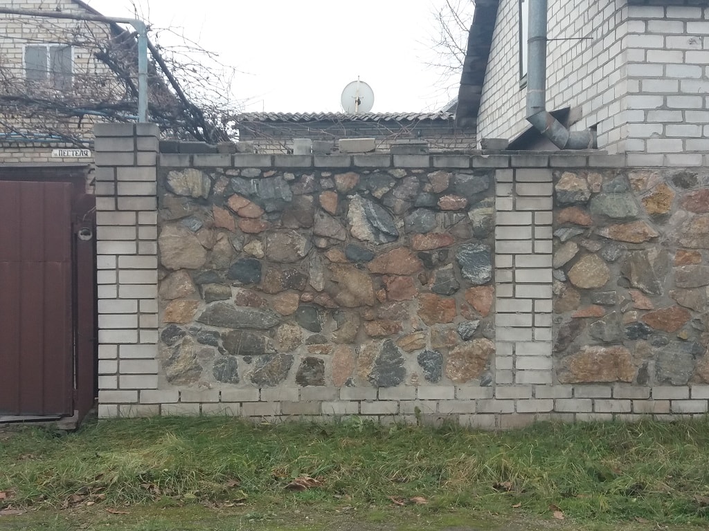 Забор из кирпича и натурального камня