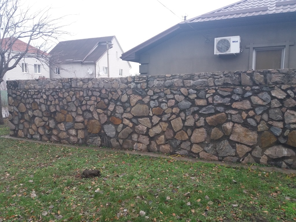 Забор из камня