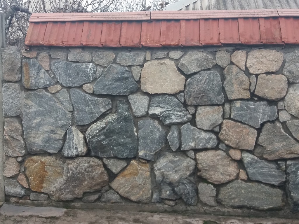 Забор из камня