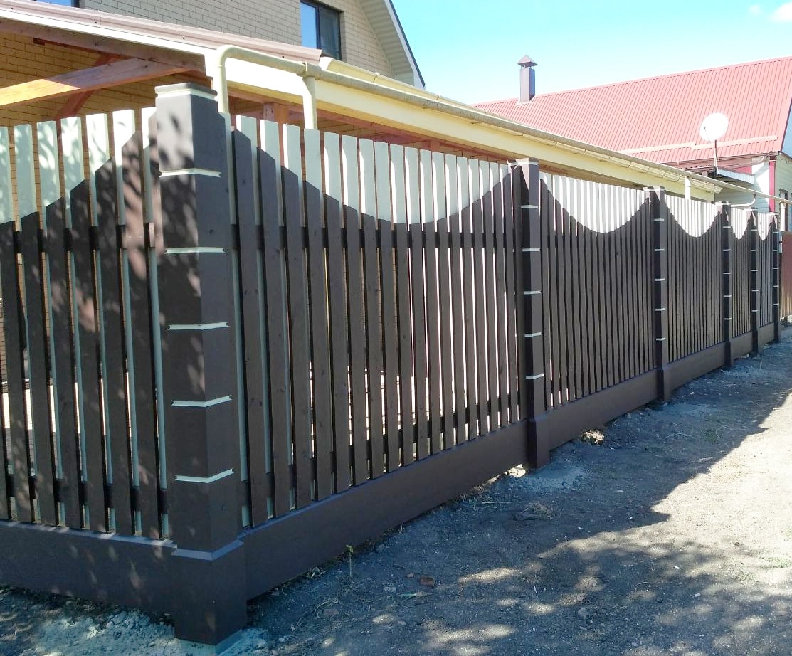 Забор для дачи из деревянного штакетника