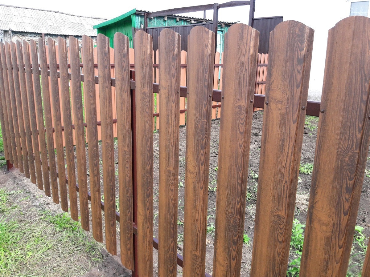 Забор для дачи из металлического штакетника
