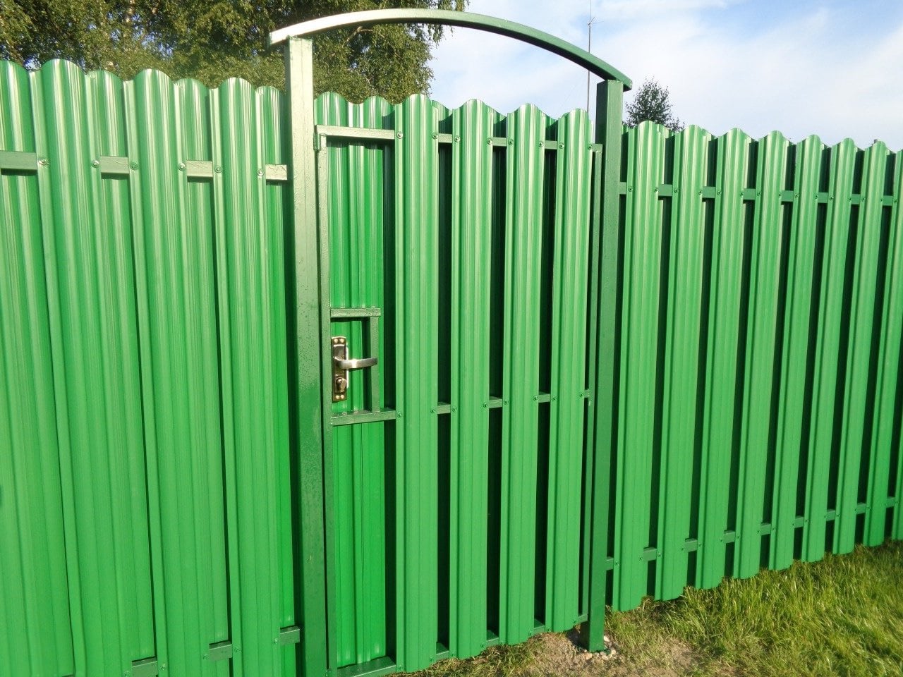 Забор для дачи из металлического штакетникаЗабор для дачи из металлического штакетника