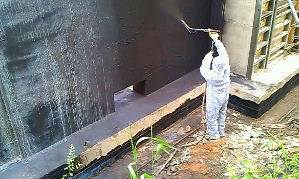 Нанесение напыляемой гидрозащиты на стены