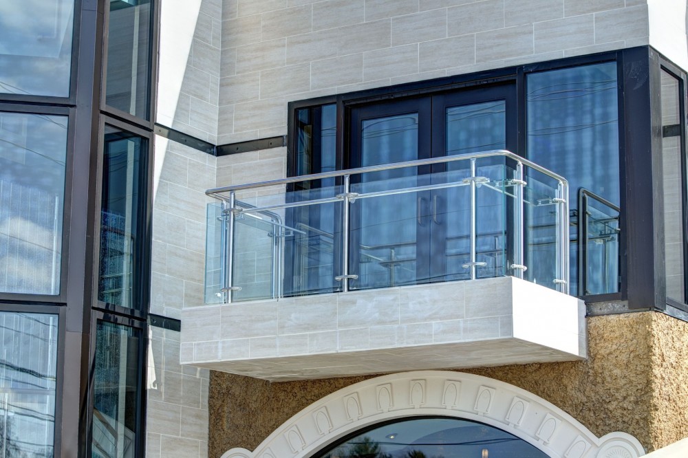 The restaurant’s exterior is covered in solid porcelain tile, giving it a travertine look. It was installed with a lightweight, latex-modifi ed mortar and high-performance grout. Photo courtesy Lightshape Studios
