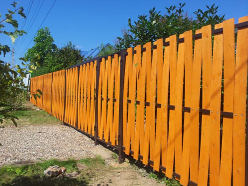желтый деревянный забор